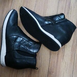 BareTraps Elevated Black Textured Ankle Heel High Top Sneakers/Booties